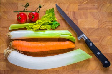 Çeşitli sebze ve ahşap kesme tahtası üzerinde bıçak