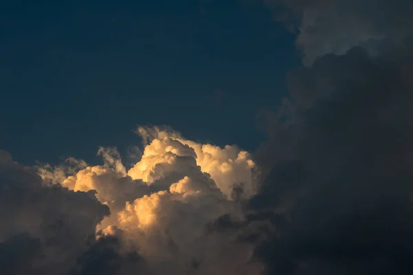 Nuages clairs et sombres sur ciel bleu — Photo