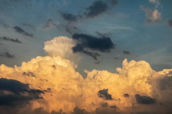 Nuages orageux éclairés par le soleil — Photo