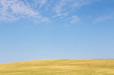 Çayır ve gökyüzü ile manzara minimalist görünümü
