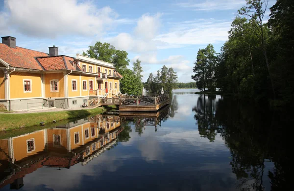 Göle yakın güzel sarı ev