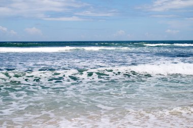 Yazın deniz kıyısını süsleyen denizdeki dalgaların köpüğü. Böyle bir atmosferi olan tatiller çok keyiflidir.