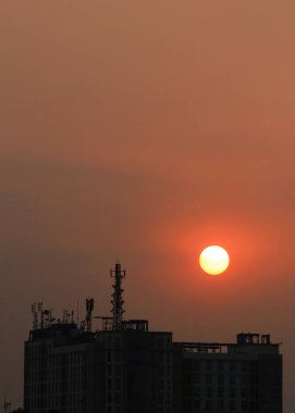 Üzerinde her gün kullandığımız verileri aktarmak için BTS kulesi olan bir binanın silüeti.