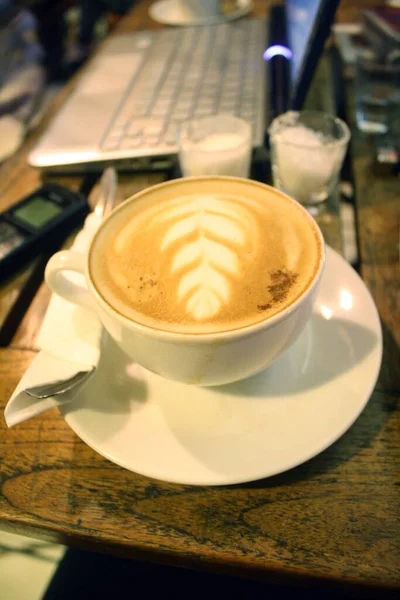 Ein Barista Kann Kaffeekunst Machen Indem Kaffee Als Leinwand Und — Stockfoto