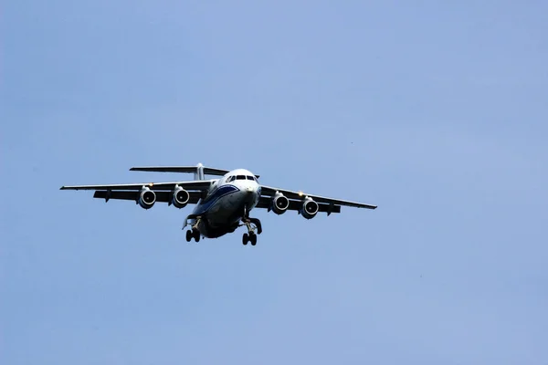 Kanat flapları açıldı, iniş takımları da hazırlandı, pilot ve ATC kulesi arasındaki iletişim giderek yoğunlaşıyor. Uçak inişe hazırlanıyor.