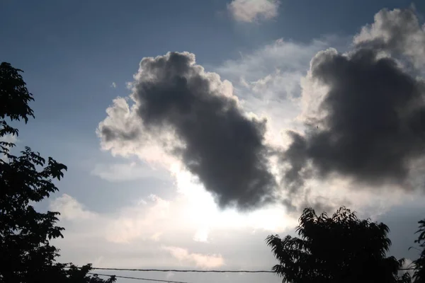 Eine Wolke Die Tagsüber Die Sonne Bedeckt — Stockfoto