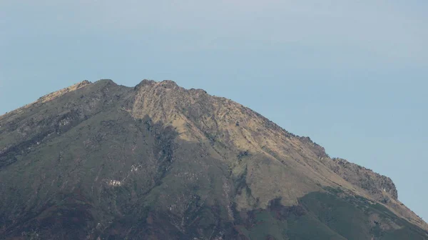 The peak is seen when the weather is clear in the morning. You can see the curve of the mountain which is a natural wonder