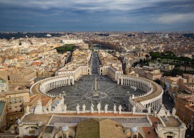 Aziz Peter Bazilikası 'nın katedrali. Meşhur Eyfel Kulesi' nin kulesinden.