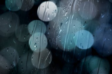 Bokeh arka plan bulanık yağmur ile.