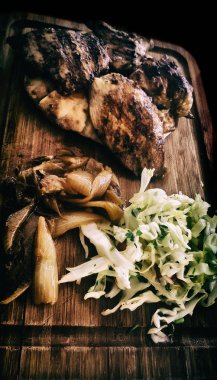 Et ve sebze salatası gemide ile ekmek görünümünü tonda