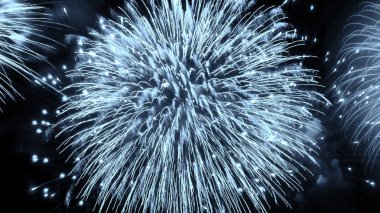 Gökyüzü siyah zemin üzerine mavi havai fişek