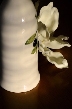 Orkide çiçek vazo masada yakınındaki