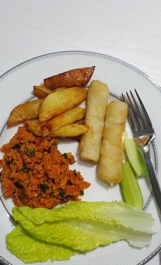 Baharatlı kıyılmış et, patates ve hamur ile plaka rulo