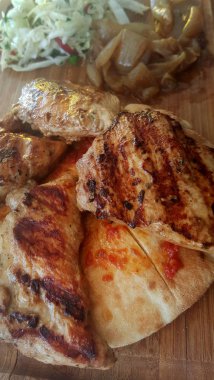 Kavrulmuş et parçaları ve salata ahşap tahta üzerinde düz ekmek