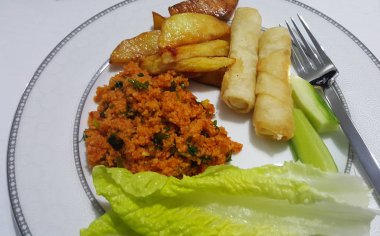 Baharatlı kıyılmış et, patates ve hamur ile plaka rulo