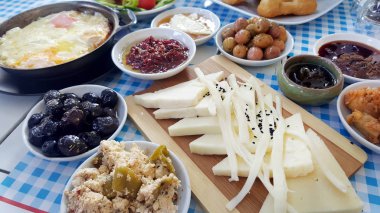 Geleneksel Türk kahvaltı masası