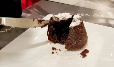 Bıçak ile beyaz tabakta çikolatalı kek