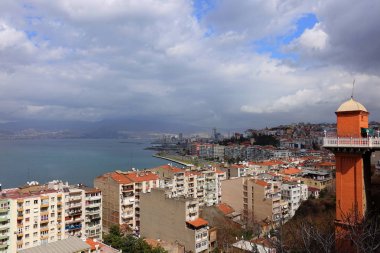 Izmir, Türkiye - 5 Mart 2018: Konak İzmir tarihi Asansör görünümünden.