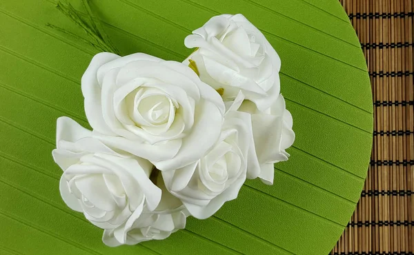 Rosas Brancas Decorativas Fundo Verde Com Espaço Cópia — Fotografia de Stock