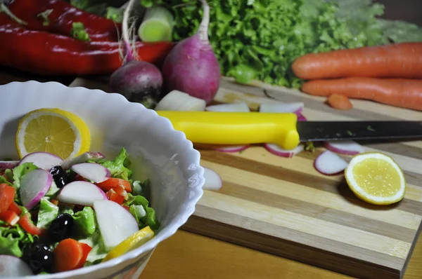 Preparação Salada Tigela Com Ingredientes Mesa Com Placa Faca — Fotografia de Stock