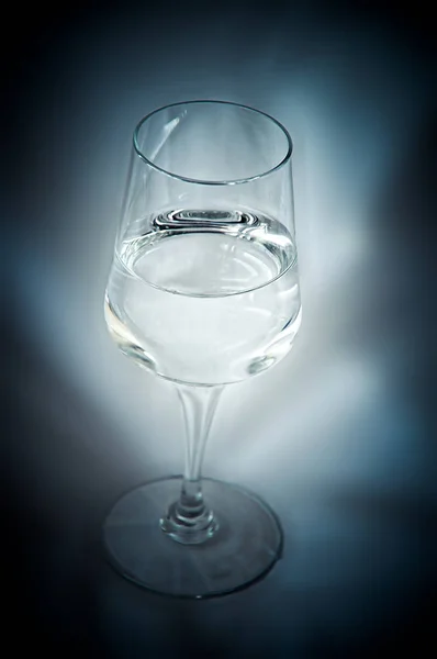 Copa Vino Blanco Sobre Fondo Gradiente Oscuro — Foto de Stock