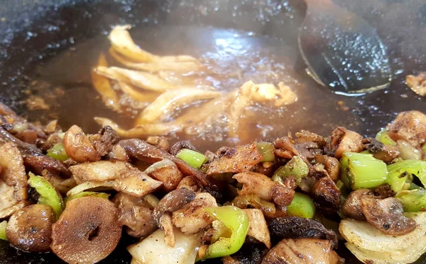 Processen Matlagning Kött Med Grönsaker Utomhus Stor Kastrull — Stockfoto