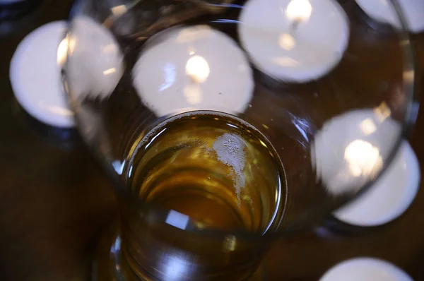 Vaso Cerveza Con Velas Mesa — Foto de Stock