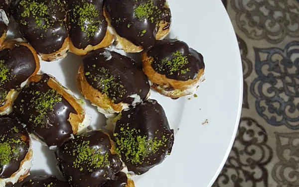 Zoete Ronde Eclairs Witte Plaat — Stockfoto