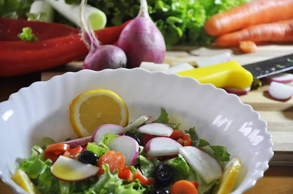 Preparação Salada Tigela Com Ingredientes Mesa Com Placa Faca — Fotografia de Stock