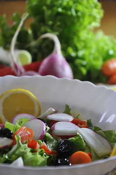 Closeup Salada Fresca Tigela Branca — Fotografia de Stock