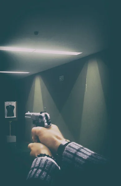 Man Using Gun Indoor Shooting Range — Stock Photo, Image