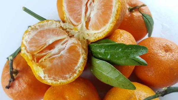 Mandarinas Dulces Maduras Frutas Pequeñas Con Hojas — Foto de Stock