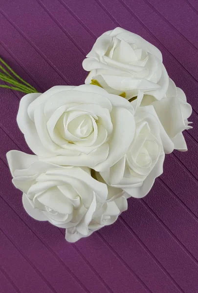 Rosas Brancas Decorativas Fundo Roxo Com Espaço Cópia — Fotografia de Stock
