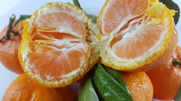 Mandarinas Dulces Maduras Frutas Pequeñas Con Hojas — Foto de Stock