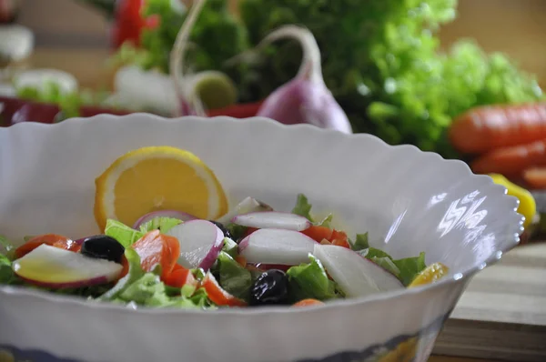 Preparação Salada Tigela Com Ingredientes Mesa Com Placa Faca — Fotografia de Stock