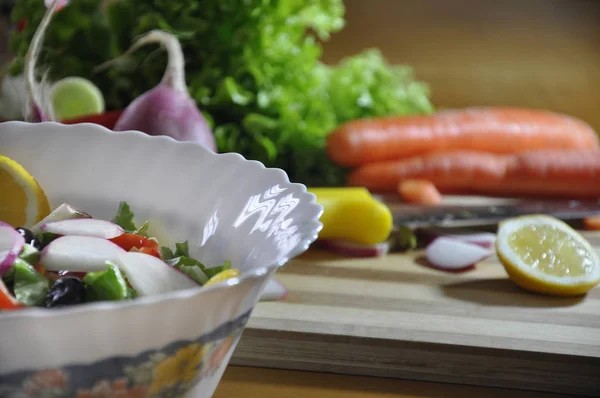 Preparação Salada Tigela Com Ingredientes Mesa Com Placa Faca — Fotografia de Stock