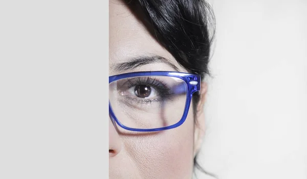 Portrét Mladé Ženy Modrými Brýlemi — Stock fotografie