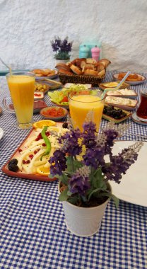 Geleneksel Türk kahvaltı, içecekler ve yemekler çeşitli içeren tablo.