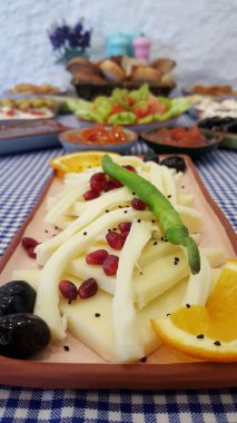 Geleneksel Türk kahvaltı, çeşitli yemekler ile tablo.