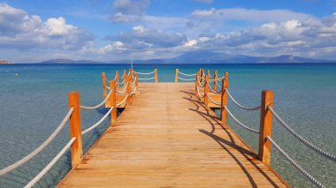 Tropikal Beach Cezme Türkiye'deki ahşap iskele.