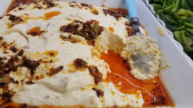 Humus kap kaşık ile içinde