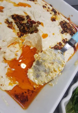 Humus kap kaşık ile içinde