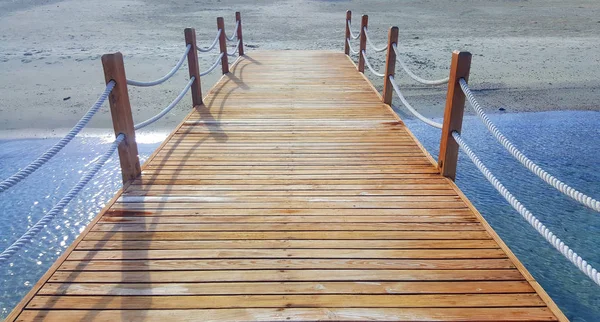 Tropikal Beach Cezme Türkiye'deki ahşap iskele.