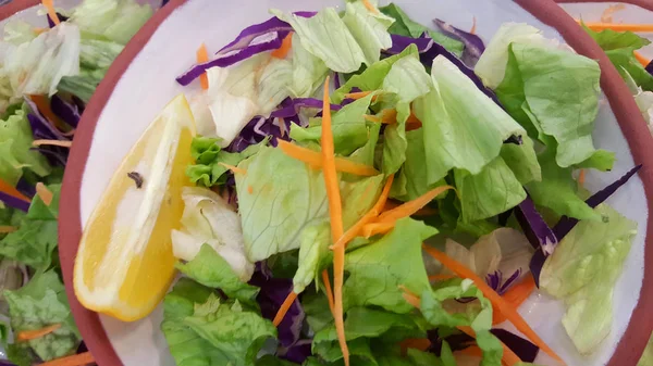 Salada Fresca Tigela Com Limão — Fotografia de Stock
