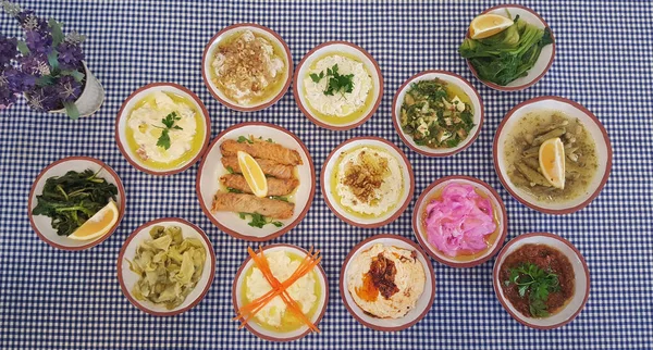 Geleneksel Yemek Yemekler Çeşitli Içeren Tablo — Stok fotoğraf