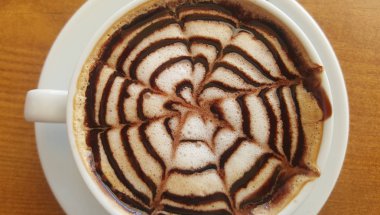 Kabarık köpük ile dekore edilmiş latte