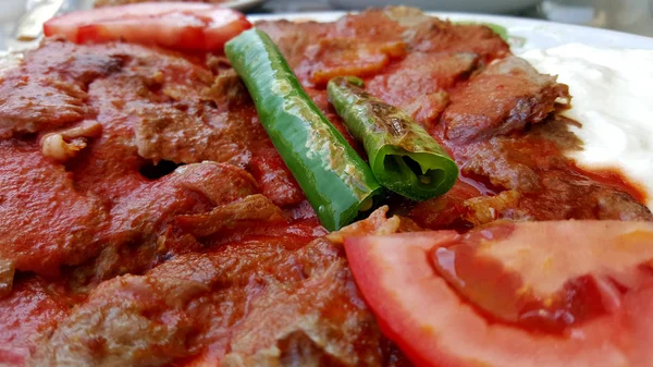 Geschmortes Fleisch Mit Tomatensauce Und Grünem Chili — Stockfoto