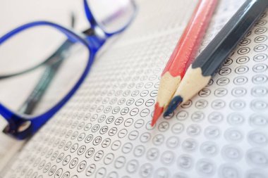 Kalem ve gözlük cevap sayfası-test sınavı