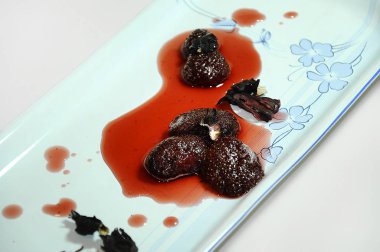 Süt plaka üzerinde reçelli kokteyl