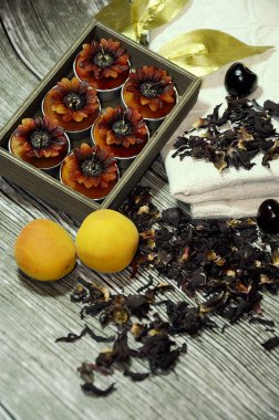 Kuru otlar, mumlar ve havlu Aromaterapi için